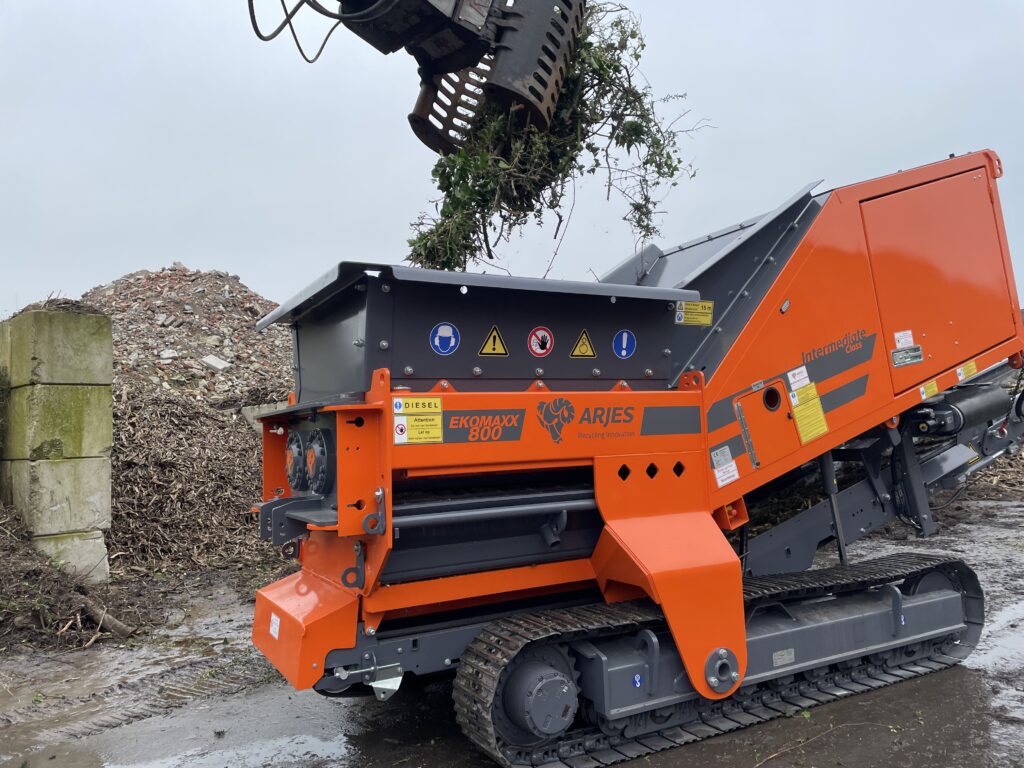 Green waste is fed into the shredding chamber of the Arjes Ekomaxx 800 using a crane.