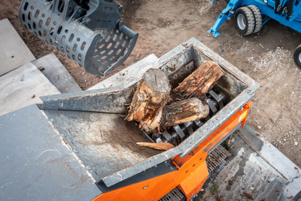 Boomstronken worden versnipperd door de versnipperingsassen van Arjes Ekomaxx 800. 